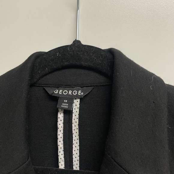 Blazer - Picture 3 of 6